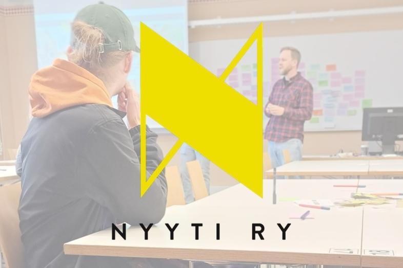 Taustalla opiskelija kuuntelemassa luentoa, edustalla Nyyti Ryn keltainen logo.