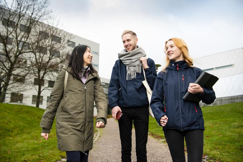 Students at Viikki campus, fotograf Veikko Somerpuro, University of Helsinkig