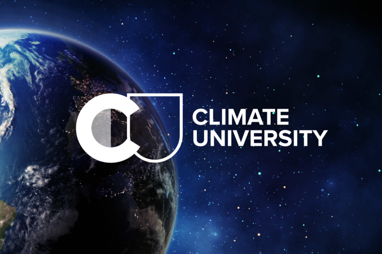 I bakgrunden jorden sedd från rymden, med texten Climate University i förgrunden.