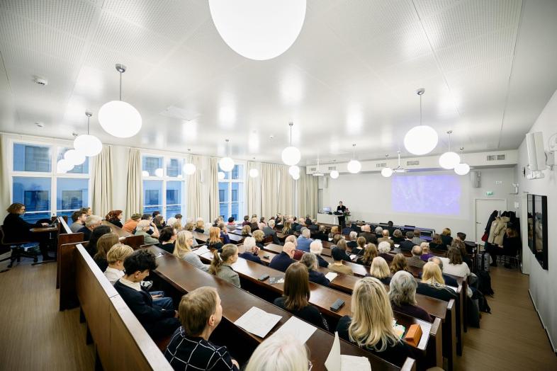 Publiken följer en installationsföreläsning.