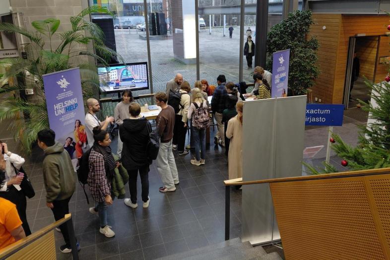 Universitetsmedlemmar deltar i kampusturnén i Gumtäkt campus.