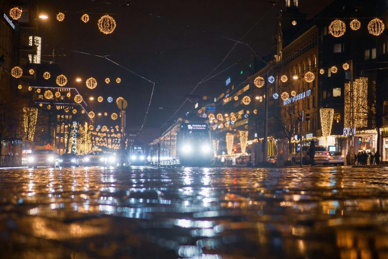 Raitiovaunu ajaa öisellä Mannerheimintiellä.