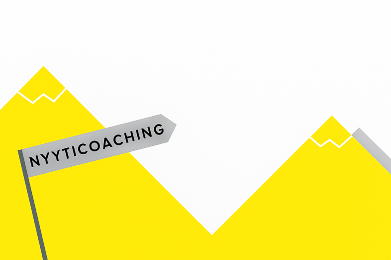 Två bergstoppar och en skylt med texten ”NyytiCoaching”.