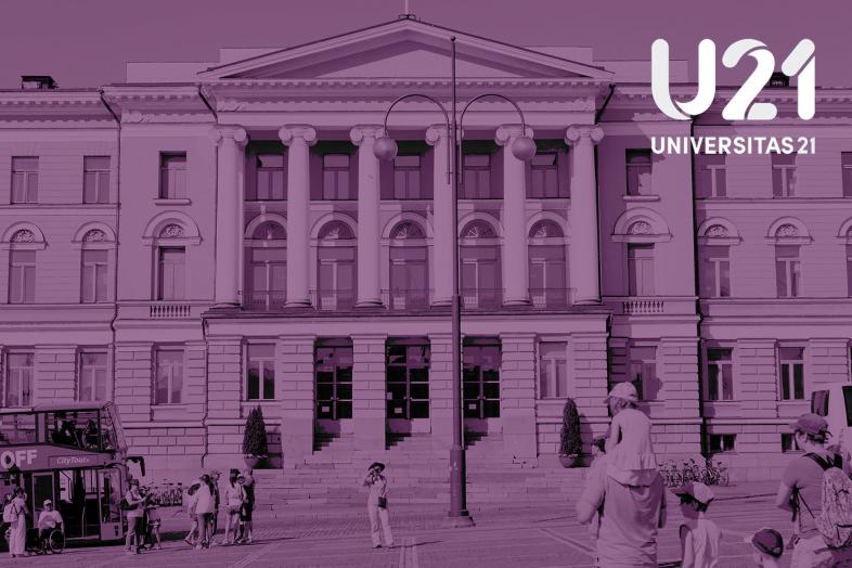 I bakgrunden syns fasaden på universitetets huvudbyggnad, med texten ”U21 Universitas 21” i förgrunden.