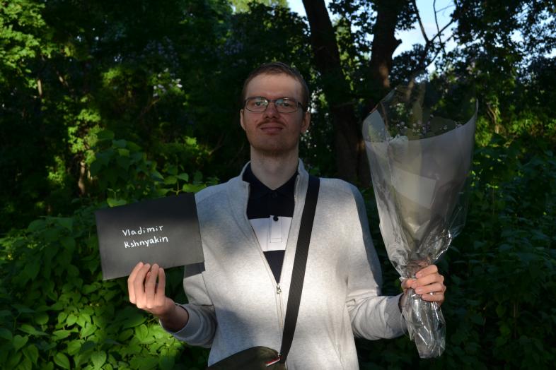 Uskalla puhua ruotsia-palkinnonsaaja Ruotsinkielisten asioiden kesäjuhlissa.