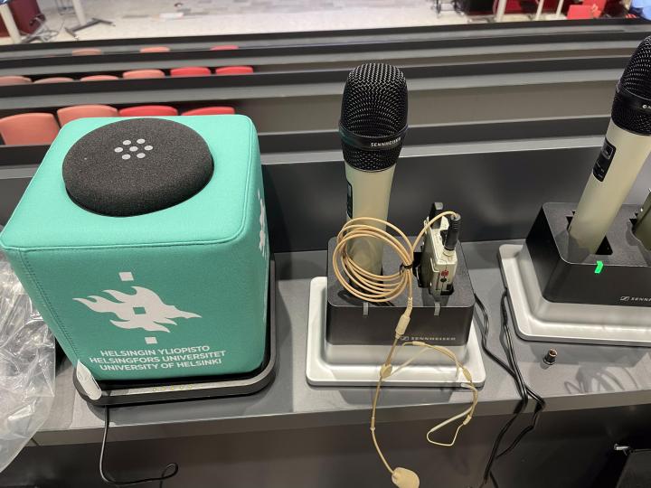 Heittomikrofonilla (CatchBox) saadaan välitetty lähiosallistujien ääni näppärästi etäyhteyteen.