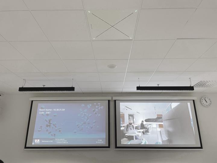 Kattomikrofonilla saadaa välitettyä helposti osallistujien ääni etäosallistujille.